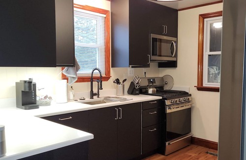 Ferndale House | Beautifully remodeled 1950's home. BWI airport 5 mins away