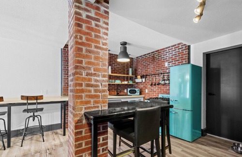 Tontitown House | Beautifully renovated 1800 SF home where modern amenities meet classic style .