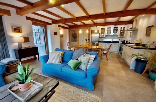 Ashburton House | Beautifully restored medieval Dartmoor barn with luxury beds and bathrooms
