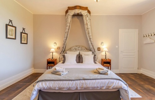 Savignac-les-Eglises Bed & Breakfast | Bed and Breakfast 'La Romantique' with Shared Terrace, Shared Garden and Wi-Fi