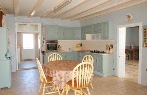 Couture-dArgenson Bed & Breakfast | Bed and Breakfast Dunroamin