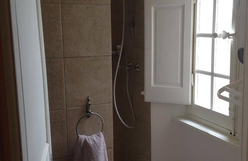 Brignoles Bed & Breakfast | Bed and Breakfast 'Junior' with Mountain View, Shared Pool and Wi-Fi