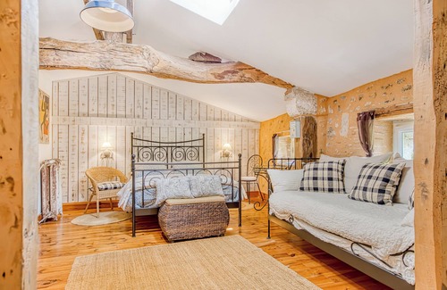 Noaillan Bed & Breakfast | Bed and Breakfast 'L'orée De Lansot - Chambre Mansarde' with Shared Terrace, Shared Garden and Wi-Fi