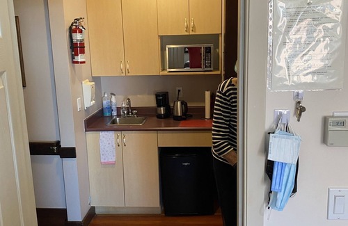 Fairfield Bed & Breakfast | Bed/Bathroom /Breakfast
