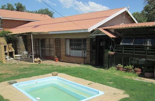 Bayswater House | Bedrock B&b - Triple Bedroom with self cathering