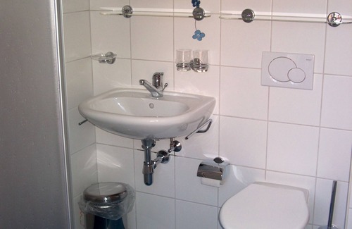 Les Marecottes Bed & Breakfast | Bedroom 2 with en-suite bathroom
