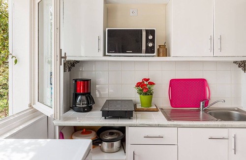 Maringes Apartment | Bedroom and kitchen