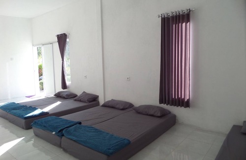 Kintamani Bed & Breakfast | Bedroom of 6 pax Gold Kintamani