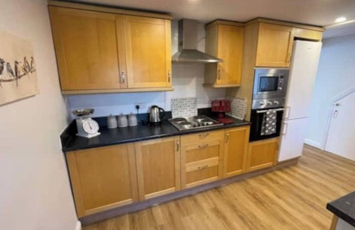Dronfield Cottage | Beech Cottage, a luxury cottage with 5 bedrooms, sleeps 9, dogs very welcome