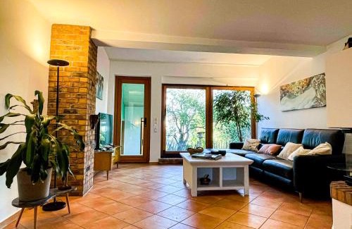 Roedermark Apartment | Behagliches Haus mit Kamin und romantischem Garten