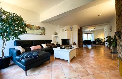 Roedermark Apartment | Behagliches Haus mit Kamin und romantischem Garten