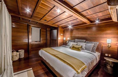 Sei Pinang Boat Rental | Behike Luxury Phinisi