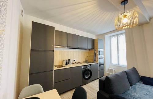 Saint-Jean-d'Angely Apartment | Bel Appartement Avec Cour Privée