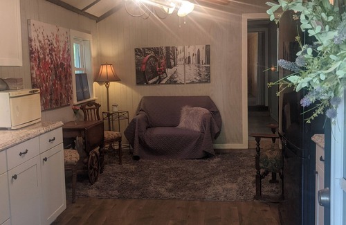 Dickel House | Bell Buckle Guest House; Daffodil Belle