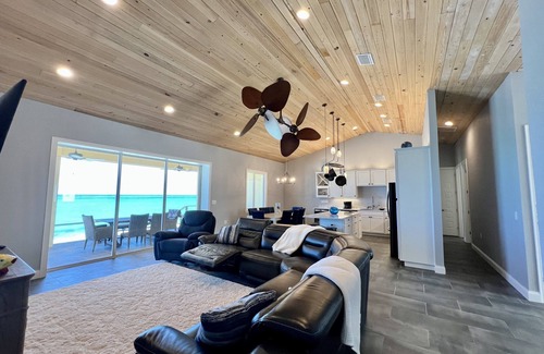 Green Turtle Estates House | Bella Mare' : Bahamas Oceanfront Rental with Large Hot Tub and Pool.