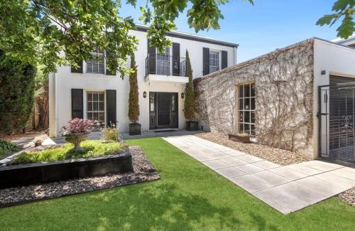 Torquay House | Bella Vista Retreat With Pool 950m to Beach