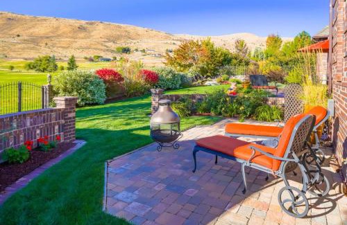Baker City House | Bella Vita Estate Luxury Home With Hot Tub on Golf Course
