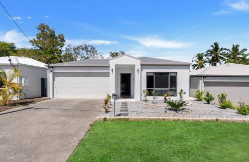 Trinity Beach House | Belle Escapes Sea Bon