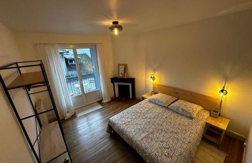 Vic-sur-Cere Apartment | Belle maison de ville au cœur du village de montagne