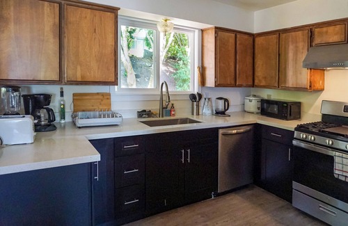 East Lake Hills House | Bellevue Convenient 1 BR Lakeview House Upper Level