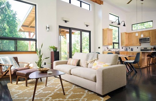 Bellingham Cabin | Bellingham Meadows- with hot tub and king size bed
