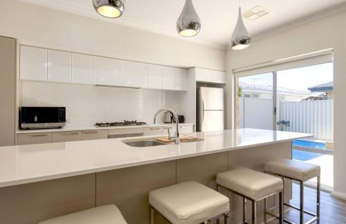 Belmont Villa | Belmont Beauty - Relaxing Poolside Stay for Families