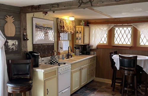 Saratoga Springs Cottage | Belmont meet serenity on Saratoga Lake Waterfront 🐎