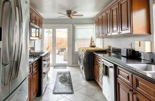 Belmont Shore Apartment | Belmont Shore! Private deck, walk to 2nd St/Beach
