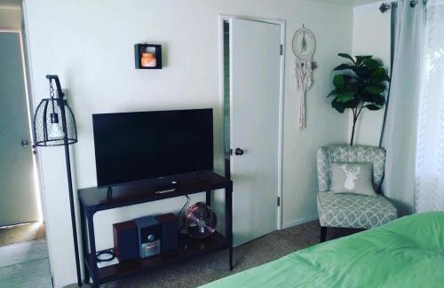 Benbow House | Benbow guesthouse with private bathroom and salt pool-pet friendly