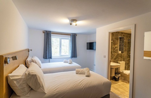 Farley Cabin | Beresford; woodland lodge for 18 w/hot tubs, games, log burner nr Alton Towers