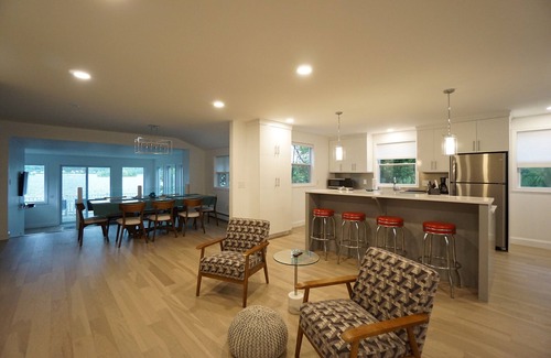 Pittsfield House | Berkshire Lake Beauty-Modern Amenities On The Lake