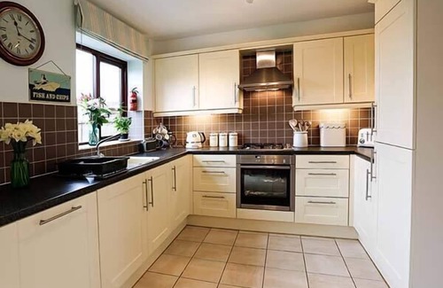 Ruswarp Cottage | BERRY BANKS COTTAGE, family friendly, with a garden in Whitby