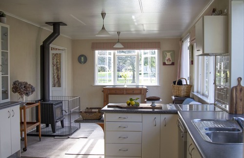 Greytown Cottage | Berwick cottage - quaint country cottage - 1.4km to the heart of Greytown