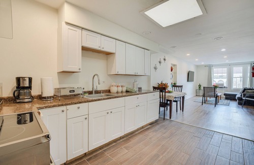 Berwyn Apartment | Berwyn Apartment Rental ~ 11 Mi to Chicago!