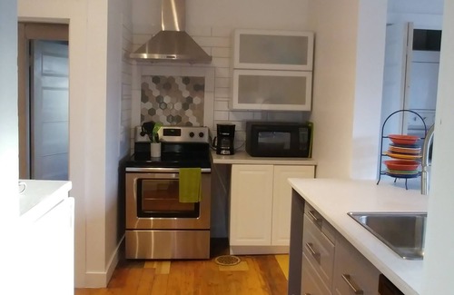 Shelburne Apartment | Beside The Tulip Tree - 3Bd Historic Home located in Waterfront District