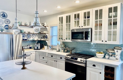 Charlevoix House | BEST DOWNTOWN LOCATION! Walk everywhere! All 5 Star Reviews