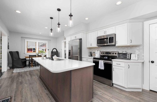 Perrysburg House | Best Location, Renovated, Walk Uptown! - 3br/3ba