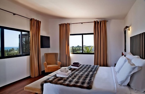 Albufeira Hotel | Best Place to Stay in Albufeira! Beach Access, Swimming Pools, Free Parking!