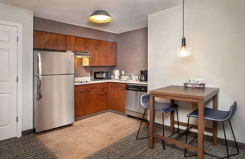 Linthicum Heights Hotel | Best Value, Quality Stay! Free Breakfast, w/Pool, Near M&T Bank Stadium!