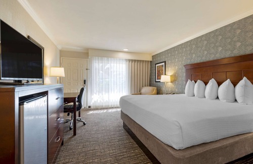 Sherman Oaks Hotel | Best Western Plus Carriage Inn
