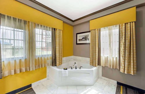 Garden City Hotel | Best Western Plus Emerald Inn & Suites