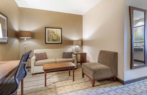 Lebanon Hotel | Best Western Premier Boulder Falls Inn