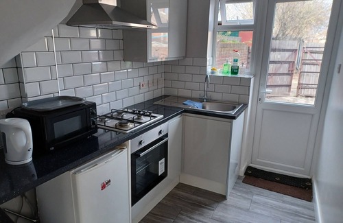 Colyers House | Bethel- a beautiful 1 bed house near Erith station. Bath,kitchen,lounge,privacy.