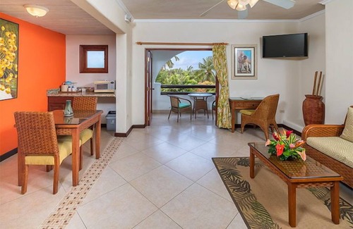 Maynards Apartment | Better Choice for your Vacation! Contemporary Unit, Outdoor Pools, Parking!