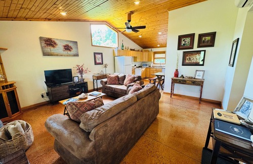 Alto Pass House | Betty's Vineyard House - On the Shawnee Wine Trail - Walk to/from the Winery!