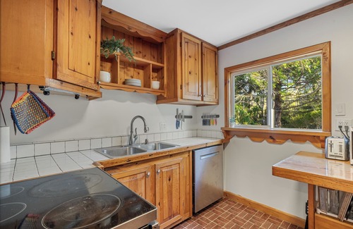 Arch Cape Cabin | Betty’s Place - hot tub, sauna, dog friendly, sleeps 10!