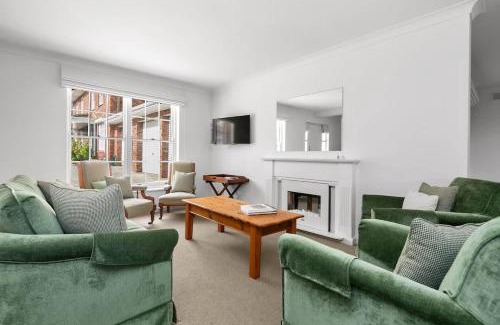 Mitcham House | Between City & Hills