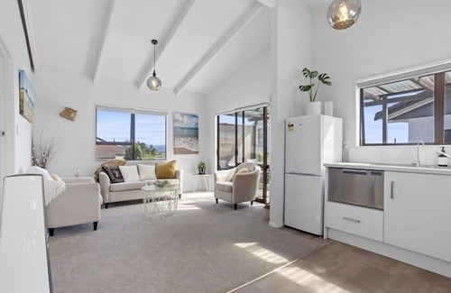 Whangamata House | Beverley Hills Cottage - in Whangamata
