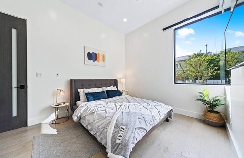Beverly Grove Villa | Beverly Hills LUX Villa w. Pool, Rooftop & Parking