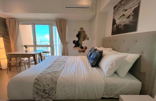 Pinagsama Apartment | BGC Venice Condo - Balcony, Pool, Wi-Fi - Suite 16